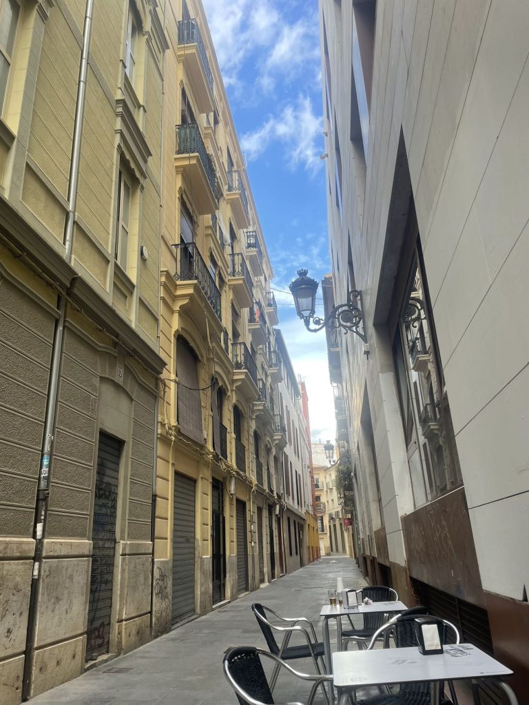 瓦伦西亚熟悉又陌生的街道 / The familiar and unfamiliar streets of Valencia