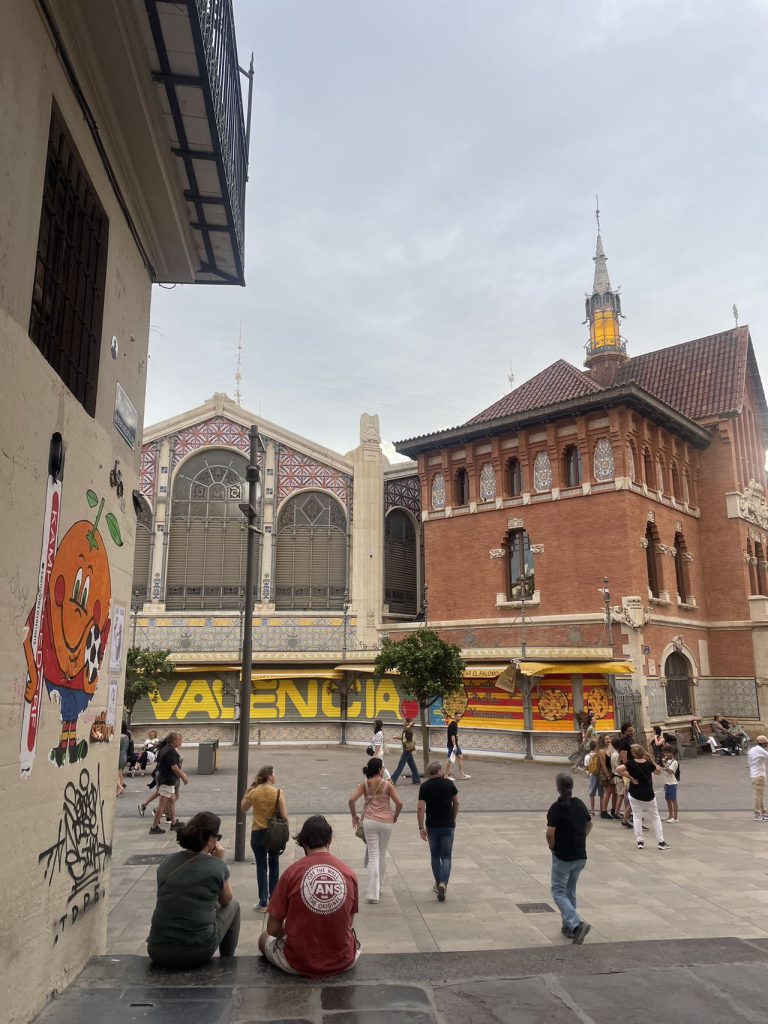 瓦伦西亚熟悉又陌生的街道 / The familiar and unfamiliar streets of Valencia