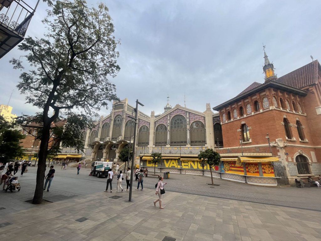 瓦伦西亚熟悉又陌生的街道 / The familiar and unfamiliar streets of Valencia
