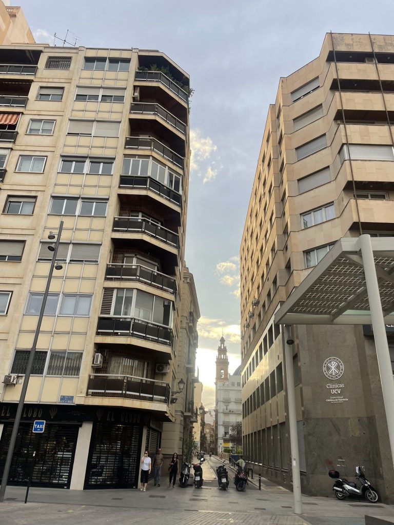 瓦伦西亚熟悉又陌生的街道 / The familiar and unfamiliar streets of Valencia