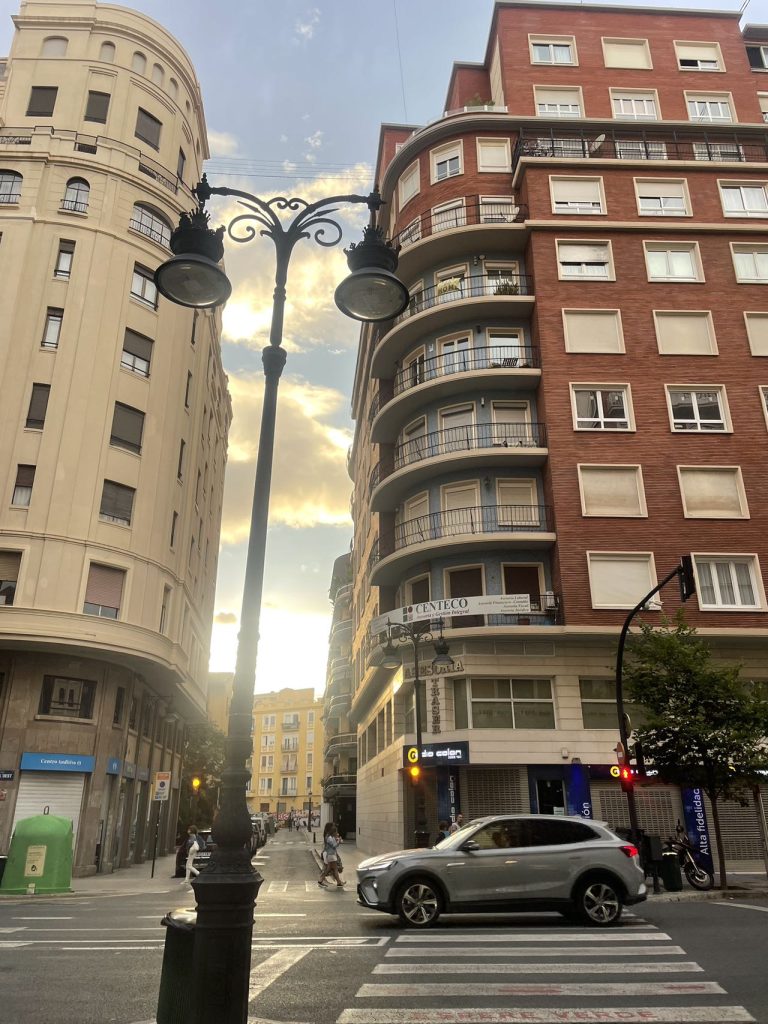 瓦伦西亚熟悉又陌生的街道 / The familiar and unfamiliar streets of Valencia